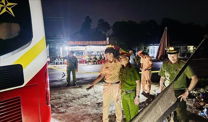 Đồng Tháp: Xe khách lao vào nhóm người ngồi ven đường, 2 người tử vong